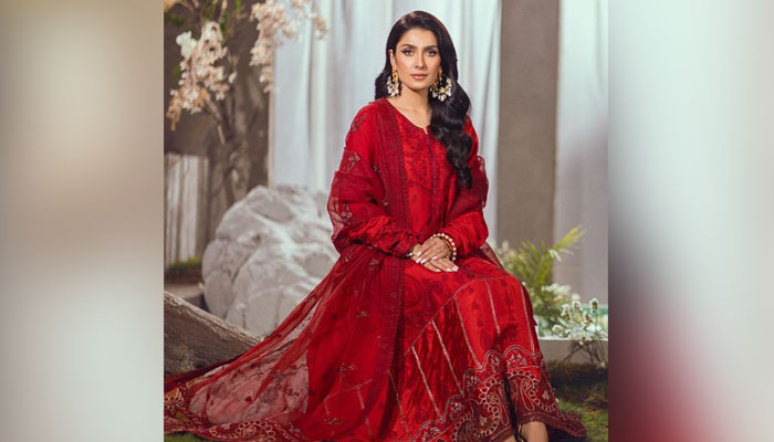 Ayeza Khan stunning & graceful look in red ethnic attire: See photos