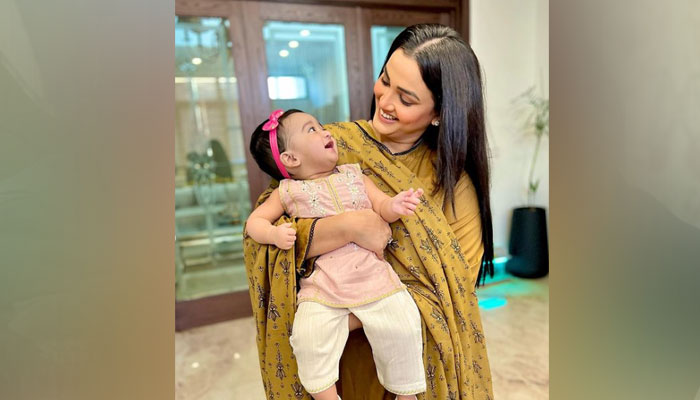 Kiran Tabeir new cute pictures with her adorable daughter